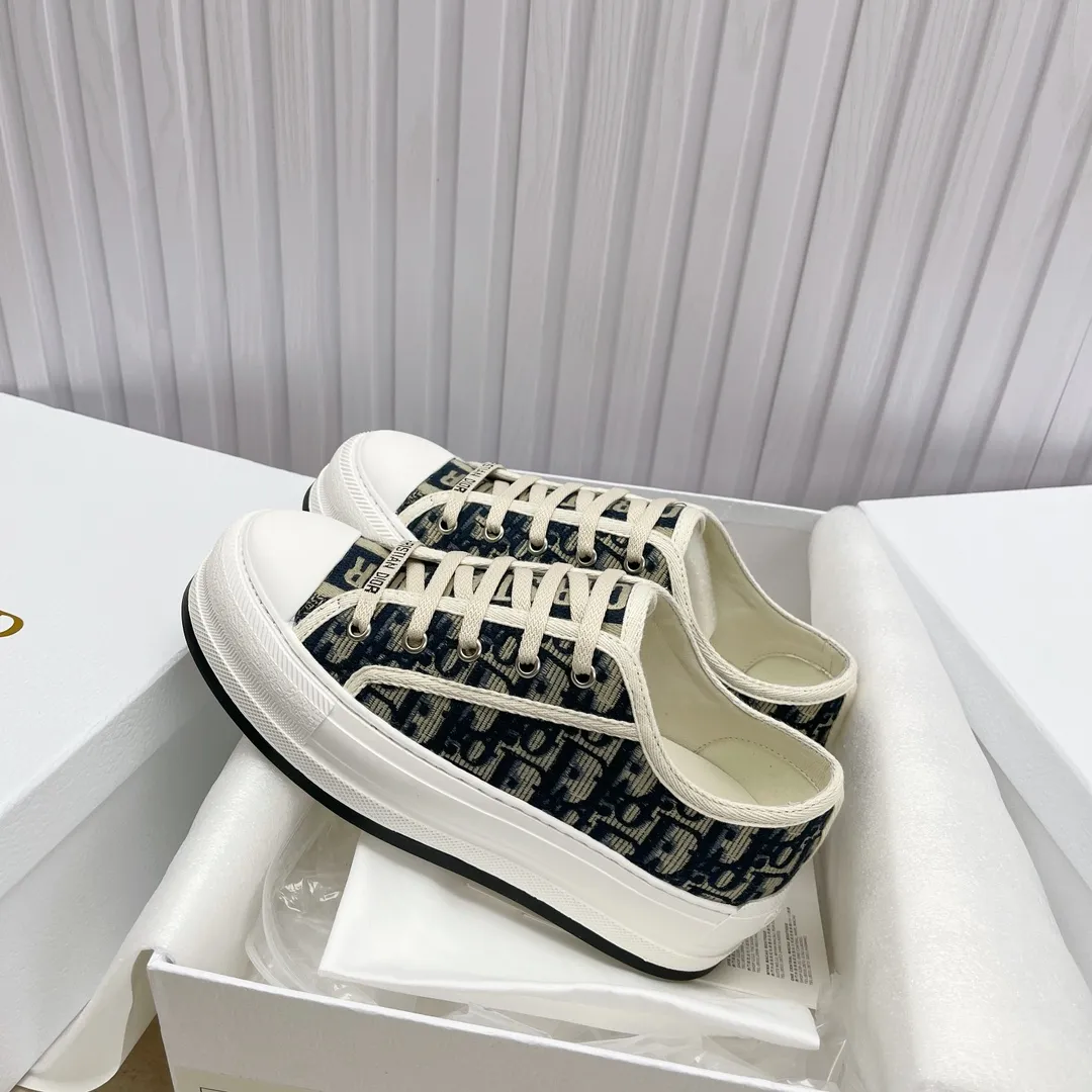 👟👟Ex-factory price 520👟👟 Women's shoes factory ready stock high quality Dior )Flat sneakers are made of fully embroidered iconic patterns💎💎♦️Top quality in the market🎗Breaking hot model in foreign counters🎗Non-market ordinary imitation version🎗🔳The fabric is made of Italian🇮🇹imported fabric❗️Embroidered upper, original mold injection Logo frosted five-pointed star outsole🔳Inside imported lambskin + high elasticity injection molding mold Logo foam pads Number of yards: 35 to 41